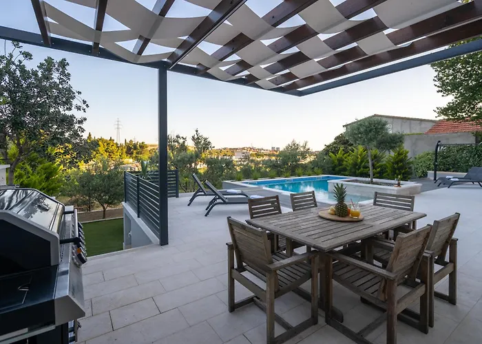 Luxury With Heated Pool - Tekla Mravince
