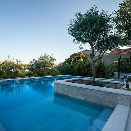 Luxury With Heated Pool - Tekla Apartamento